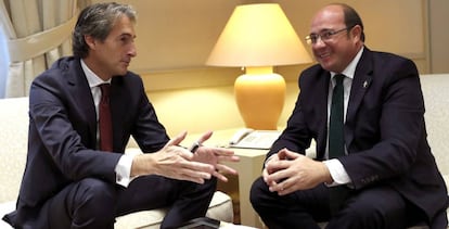 El presidente de la Comunidad de Murcia, a la derecha, con el ministro de Fomento.