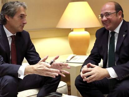 El presidente de la Comunidad de Murcia, a la derecha, con el ministro de Fomento.