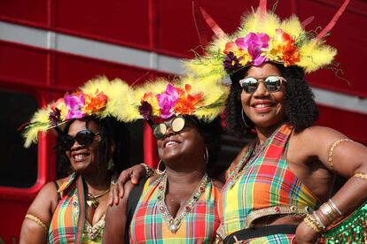 Mujers disfrazadas antes del desfile de carnaval de Notting Hill.