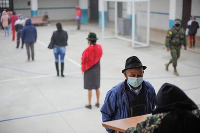 Durante la jornada se observaron largas filas de votantes en un pais en el que se registra una alta de contagios de coronavirus. 