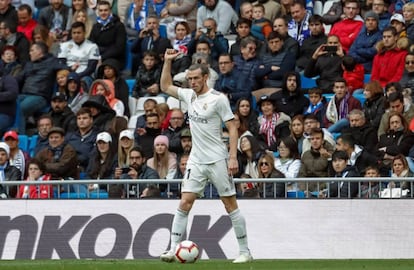 Gareth Bale responde a los sibidos del Bernabéu durante el partido del domingo contra el Athletic.