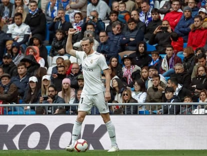 Gareth Bale responde a los sibidos del Bernabéu durante el partido del domingo contra el Athletic.