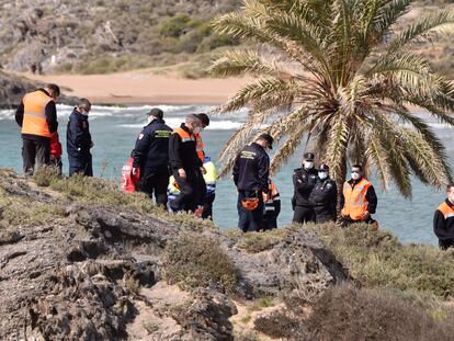 Varios trabajadores de Protección Civil durante las labores de búsqueda para localizar a los nueve inmigrantes desaparecidos el pasado sábado al naufragar una patera frente a la playa de Percheles, en Mazarrón, Murcia.