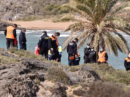 Varios trabajadores de Protección Civil durante las labores de búsqueda para localizar a los nueve inmigrantes desaparecidos el pasado sábado al naufragar una patera frente a la playa de Percheles, en Mazarrón, Murcia.