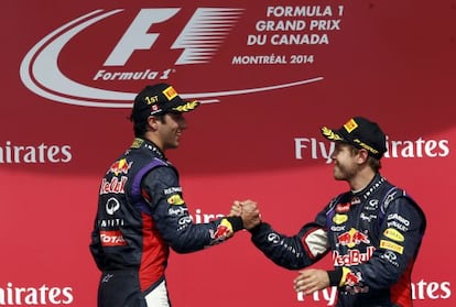 Ricciardo es felicitado por Vettel, tercero.