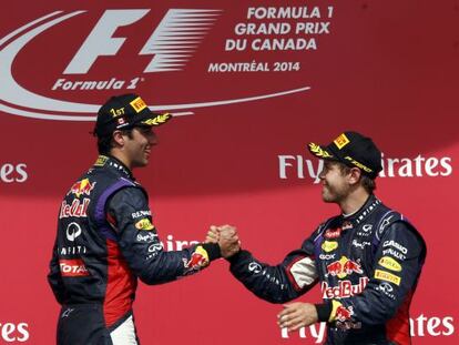 Ricciardo es felicitado por Vettel, tercero.