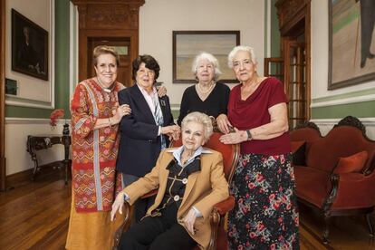 Desde la izquierda, Carmen Tagüeña, Trinidad Martínez, Paloma Altolaguirre, Loty de la Granja y Teresa Martín (sentada).