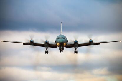 Un avión ruso IL-20M (Ilyushin 20m) aterriza en un lugar desconocido. Rusia culpó a Israel por la pérdida de un avión militar IL-20M en el fuego sirio, que mató a los 15 militares a bordo, y amenazó con una respuesta. 