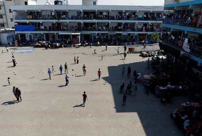 Vista de refugiados en uno de los colegios gestionados por la ONU en Gaza, la semana pasada.