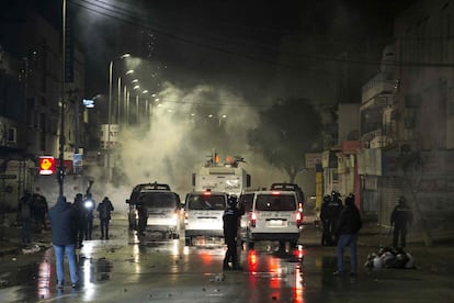 Disturbios en Ettadhamen, barrio cercano a la capital tunecina, este lunes.