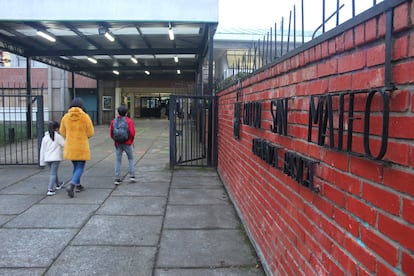 Varios niños entran en el colegio San Mateo de la Compañía de Jesús en Osorio (Chile).