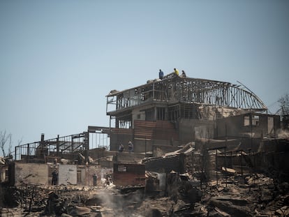 Viviendas destruidas por los incendios, en Viña del Mar, este lunes.