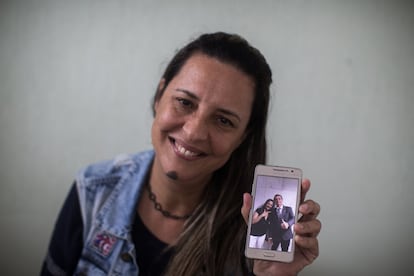 Sônia Brisola, de 54 anos, amiga de Bolsonaro, faz pausas à beira de lágrimas enquanto se lembra do pai do político, um dentista: “Um homem generoso, atencioso, muito querido na cidade, se você não tinha dinheiro para fazer uma extração de dente, ele fazia o trabalho de graça. E Jair, bom. É impossível que te falem mais sobre ele. E eu não digo isso porque ele vai ser presidente”. Os Bolsonaro tinham chegado a Eldorado liderados pelo patriarca, Percy Geraldo Bolsonaro, depois de perambular durante anos por várias cidadezinhas do sertão paulista. O pai era dentista prático. Assim sustentava sua família de seis filhos, e chegou a ser célebre na cidade