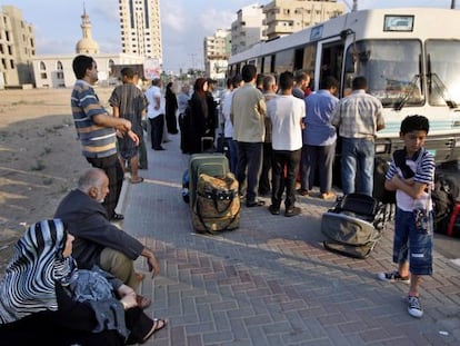 Palestinos esperan el autob&uacute;s de Gaza a Egipto a trav&eacute;s de Rafah en agosto de 2009.