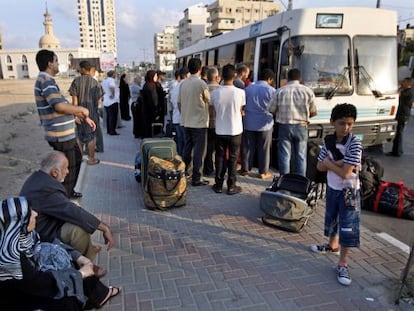 Palestinos esperan el autob&uacute;s de Gaza a Egipto a trav&eacute;s de Rafah en agosto de 2009.