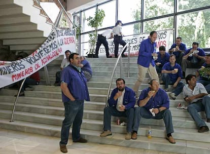 Ex mineros de Boliden, durante su encierro en la sede de la Consejería de Medio Ambiente en Sevilla.