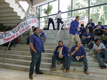 Ex mineros de Boliden, durante su encierro en la sede de la Consejería de Medio Ambiente en Sevilla.