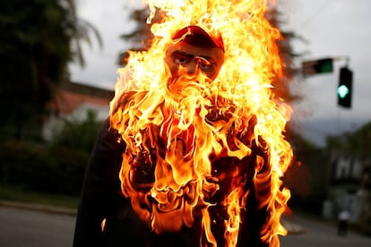 Un muñeco que representa al presidente de Venezuela, Nicolás Maduro, en llamas durante la quema de Judas, una celebración tradicional de Semana Santa, en una calle de Caracas (Venezuela).