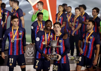 Los jugadores del Barcelona, Ousmane Dembele y Gavi, celebran la victoria.