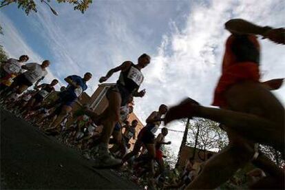Participantes en la carrera de 10  kilómetros celebrada ayer en Madrid.