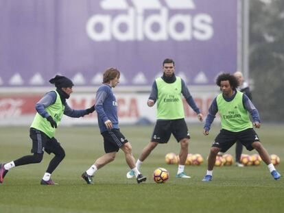 Coentrao (D), Modric, Pepe y Marcelo en el entrenamiento de este jueves en Valdebebas. 