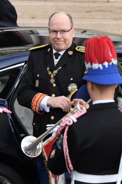 Alberto de Mónaco, con un uniforme condecorado con galones, a su llegada a los festejos por el Día Nacional de Mónaco.