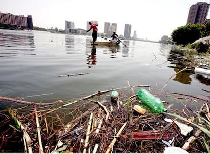 El mítico río Nilo, que vio pasear a los faraones, tampoco se ha librado de la contaminación. Ahora está lleno de desperdicios. Ahora parece un escenario mucho menos bucólico para que la madre de Moisés volviera a dejarle en sus aguas en una cesta de juncos. Antes marcaba el ciclo de la vida en Egipto, ahora, los pescadores tienen que esquivar los plásticos antes de recoger sus redes.