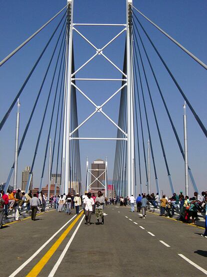 Suráfrica vive un renacimiento turístico en sus visitas siempre se impregna la imagen de la historia de Mandela. En la imagen, el puente de Nelson Mandela en Johannesburgo.