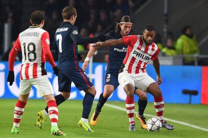 El delantero del PSV Luciano Narsingh (d) lucha por el balón con el defensa brasileño del Atlético de Madrid Filipe Luis (2d) y delantero rojiblanco Antoine Griezmann (2i).