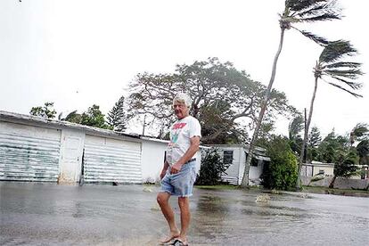 Un hombre camina por un parking inundado de San Pedro, en Islandmorada, mientras el huracn Rita azota los cayos de Florida y va tomando fuerza.