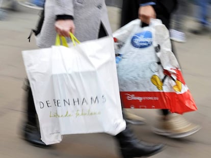 Numerosas personas realizan sus compras navide&ntilde;as en Londres, Reino Unido.