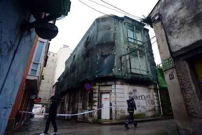 La calle Carmen Curuxeiras, por donde discurre un tramo del camino Inglés que lleva a Santiago de Compostela, está cerrada al paso por riesgo de derrumbe.