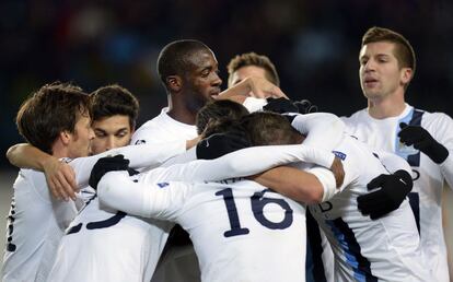 Los jugadores del City celebran un gol del Kun.