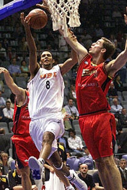 Gasol tapona una entrada del alemán Garret en el reciente Europeo.