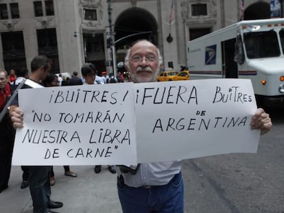 Um homem protesta fora do consulado argentino em Nova York.