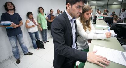 Procuradores hacen cola en la Ciudad de la Just&iacute;cia.