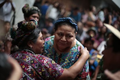 La premio Nobel Rigoberta Mench&uacute; llega al tribunal.