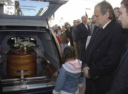 Leoncio, segundo por la derecha, uno de los hijos de la duquesa, ayer en el entierro de su madre.