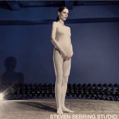 El embarazo de la modelo canadiense Coco Rocha se anunció en octubre de 2014 con un vídeo en su cuenta de Instagram. Unas imágenes que mostraban el cuerpo de la modelo en 360 grados para acabar con unas letras impresas sobre su vientre.