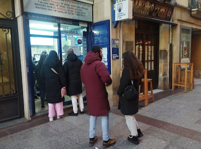 Personas esperan para comprar su boleto en una de las administraciones de Lotería de Soria.