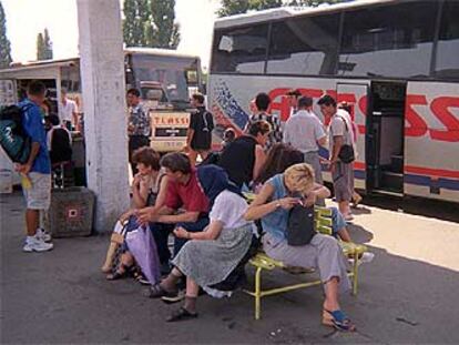Viajeros rumanos hacia España, en la estación de autobuses de Arad, en julio pasado.