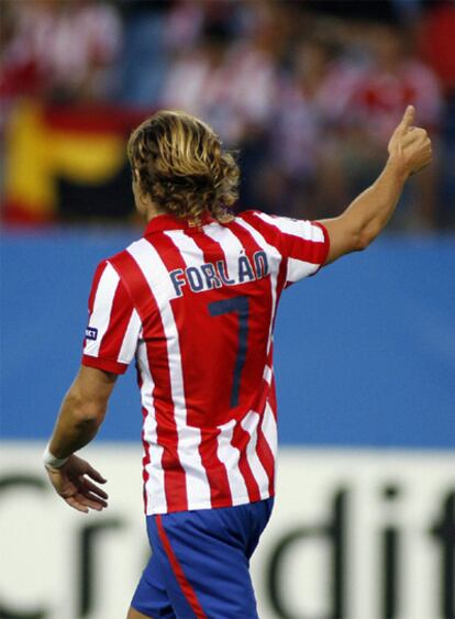 Forlán, durante un partido con el Atlético de Madrid.