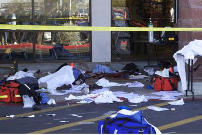 Un cuerpo sin vida yace en el suelo poco después del atentado.