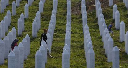 Bosnians visitant les tombes de Srebrenica.