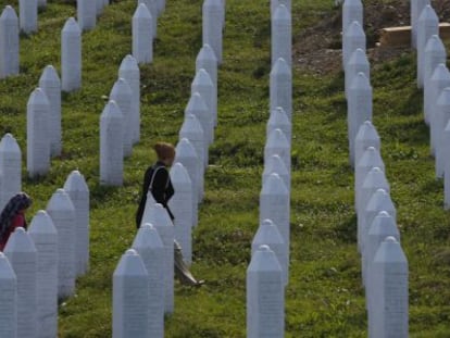 Bosnios visitando las tumbas de Srebrenica.