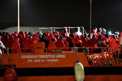 Salvamento Marítimo desembarca en el puerto de Almería a 186 inmigrantes rescatados.  