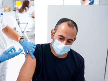 Una enfermera vacuna a un hombre en el hospital Zendal de Madrid.