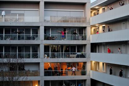 Vecinos hacen ejercicio en el balcón de sus casas en Nantes, este viernes.