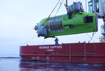 El sumergible Deepsea Challenger, diseñado por el explorador y cineasta James Cameron y su equipo de ingenieros para viajar al fondo de la fosa de las Marianas, es colocado sobre el agua para efectuar pruebas frente a la cosa de Australia.