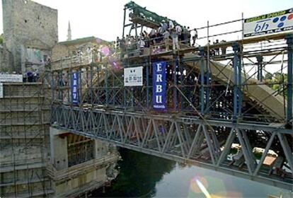 Reconstrucción del puente de Mostar (90 kilómetros al sur de Sarajevo), destruido en la guerra.